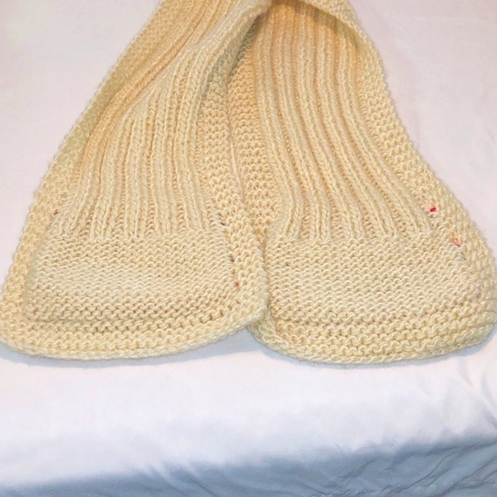 Vintage Scarf  Thick Cream Yarn .Pockets on the bottom for all your favorites. - Picture 6 of 6